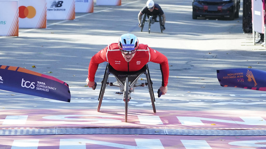 Daniel Romanchuk, Susannah Scaroni win 2024 NYC Marathon wheelchair
races