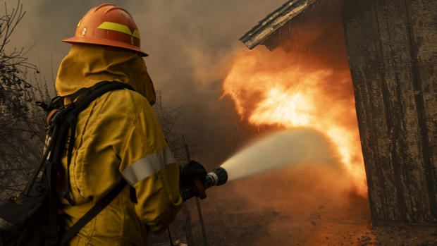 Mountain Fire explodes in Ventura County amid strong Santa Ana winds 