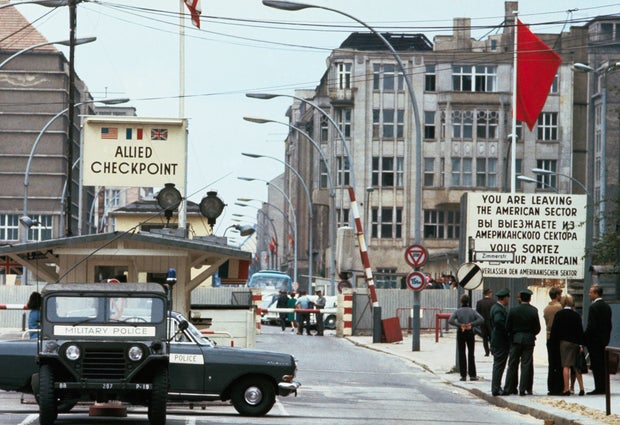 सीमा पार से गुजरती हुई कार