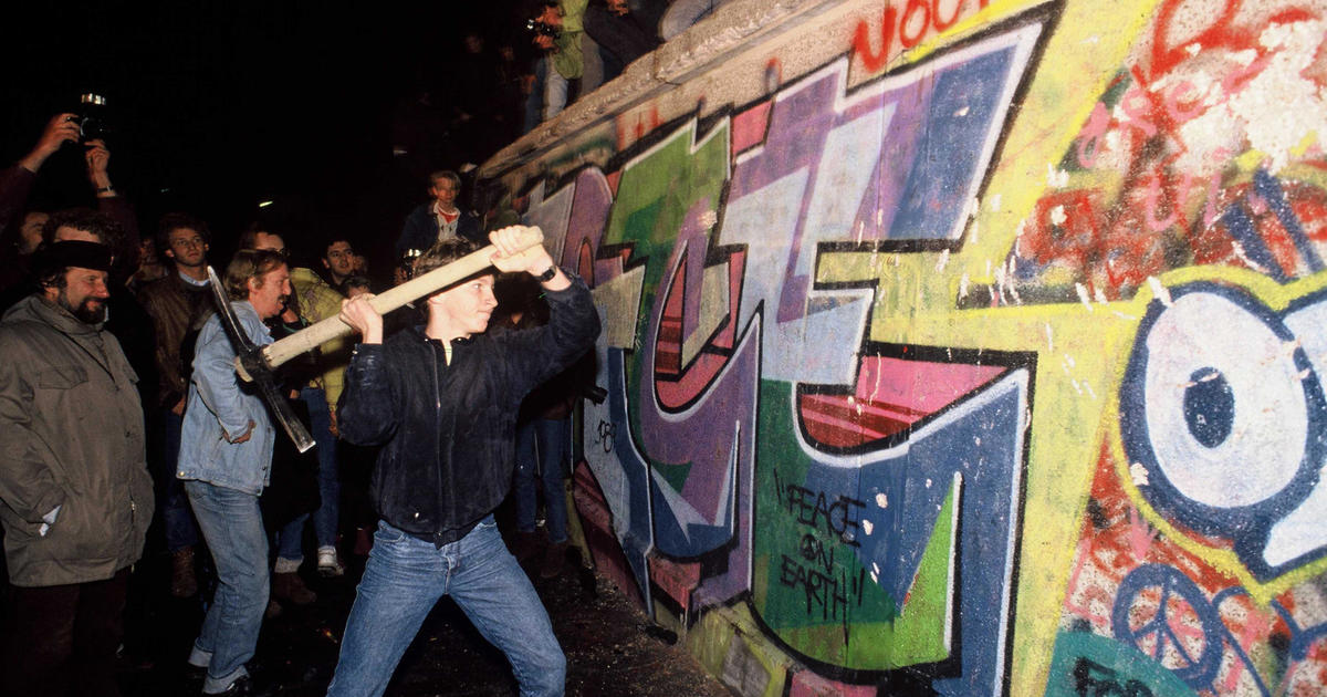 The Berlin Wall got here down 35 years in the past as of late. Fragments of the well-known border nonetheless stay as of late.