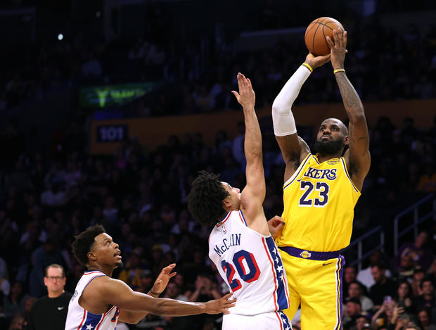 Philadelphia 76ers v Los Angeles Lakers 