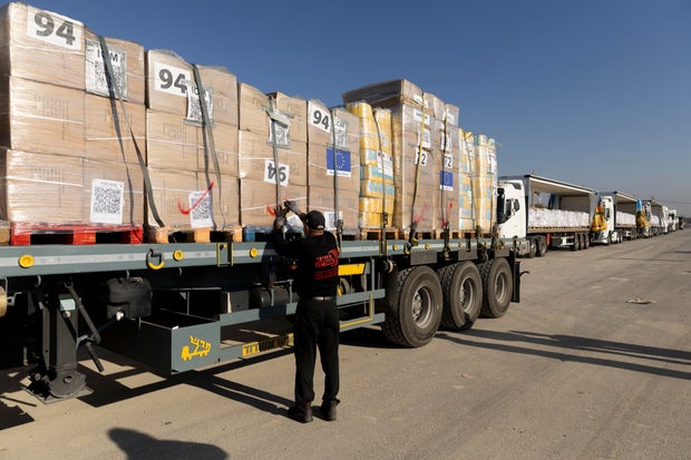 Esforços de ajuda humanitária na travessia oeste de Erez