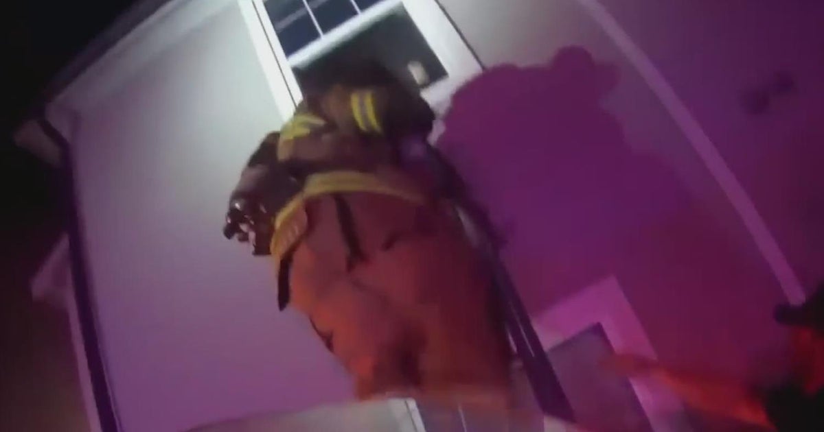 Texas firefighters save toddler from burning building - CBS Texas
