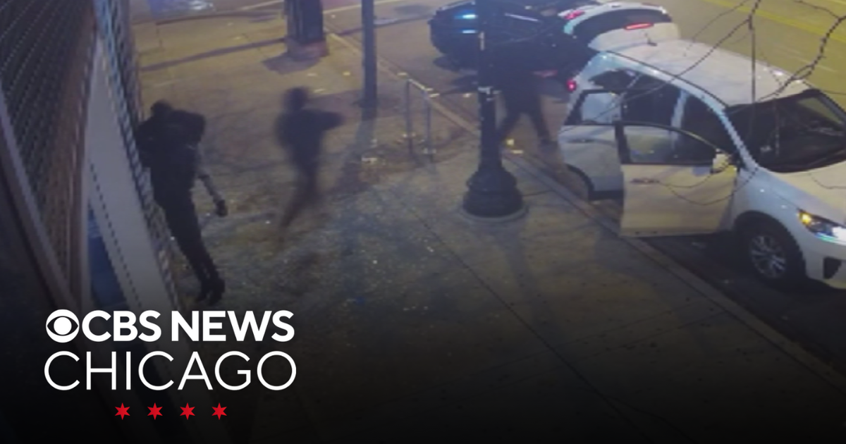 Burglars break into Chicago business twice in the same night - CBS Chicago
