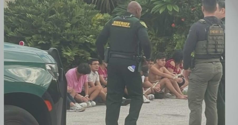 18 migrants taken into custody after arriving in Pompano Beach - CBS Miami
