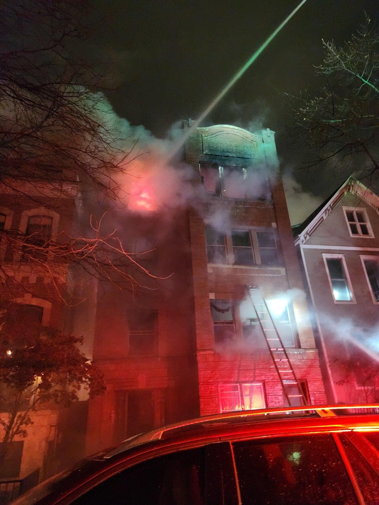 Fire rages on residential block in Chicago's Roscoe Village ...