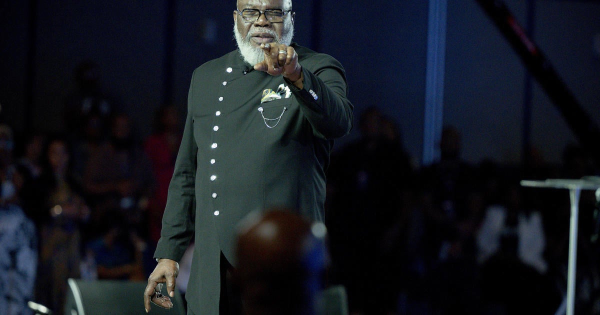 Bishop T.D. Jakes recovering after "health incident" caught on video during Sunday sermon