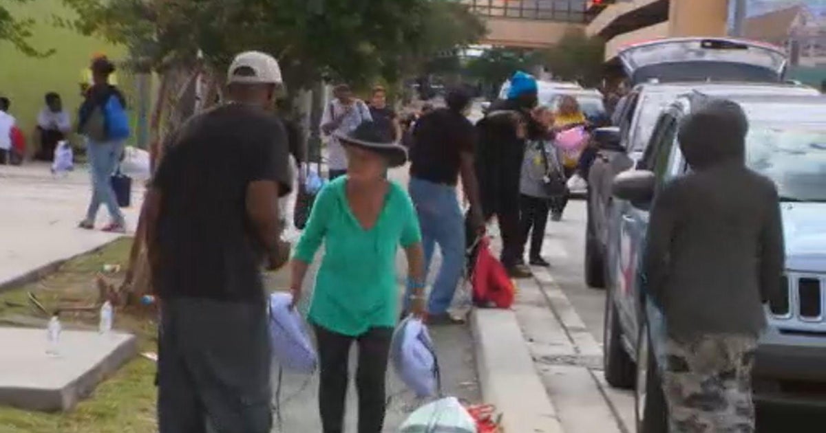 South Florida volunteers, nonprofits deliver Thanksgiving meals to those struggling with homelessness South Florida volunteers, nonprofits deliver Thanksgiving meals to those struggling with homelessness