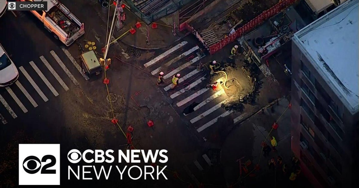 Crews working to repair water main break on Upper West Side - CBS New York