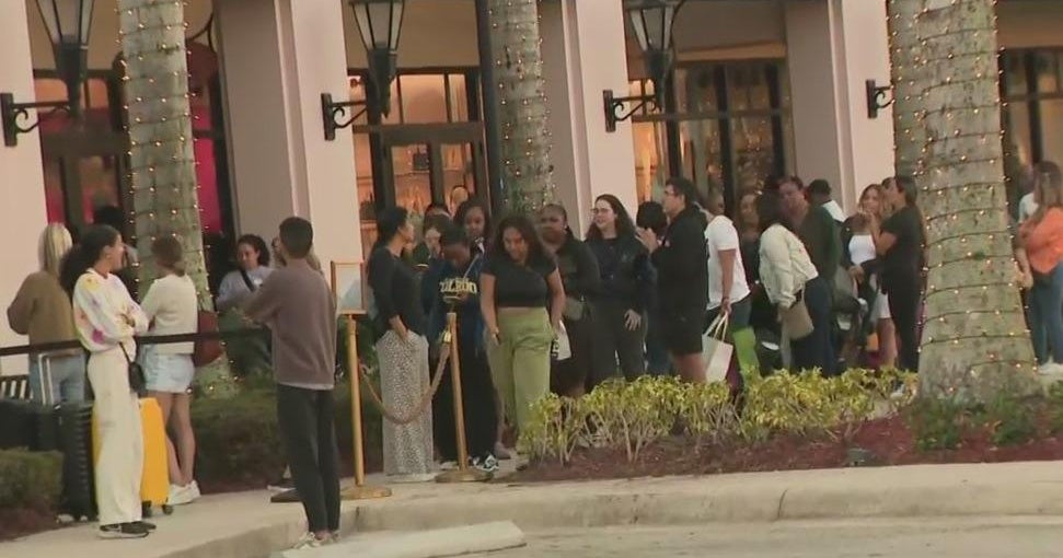 Black Friday shoppers flock to area malls for early holiday deals Black Friday shoppers flock to area malls for early holiday deals