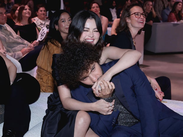 Selena Gomez apresenta o segundo benefício anual do Rare Impact Fund que apoia a saúde mental dos jovens - Inside