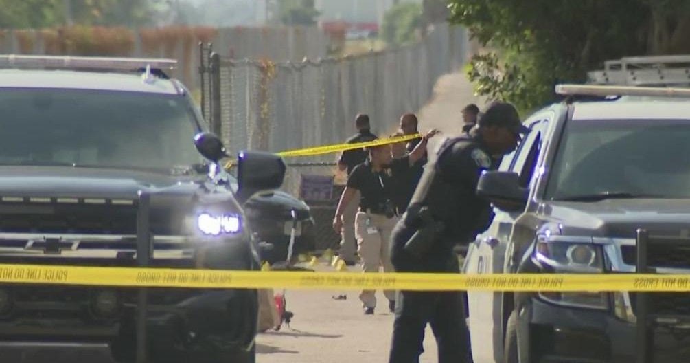 2 dead, 2 hospitalized after shooting in Hollywood - CBS Miami