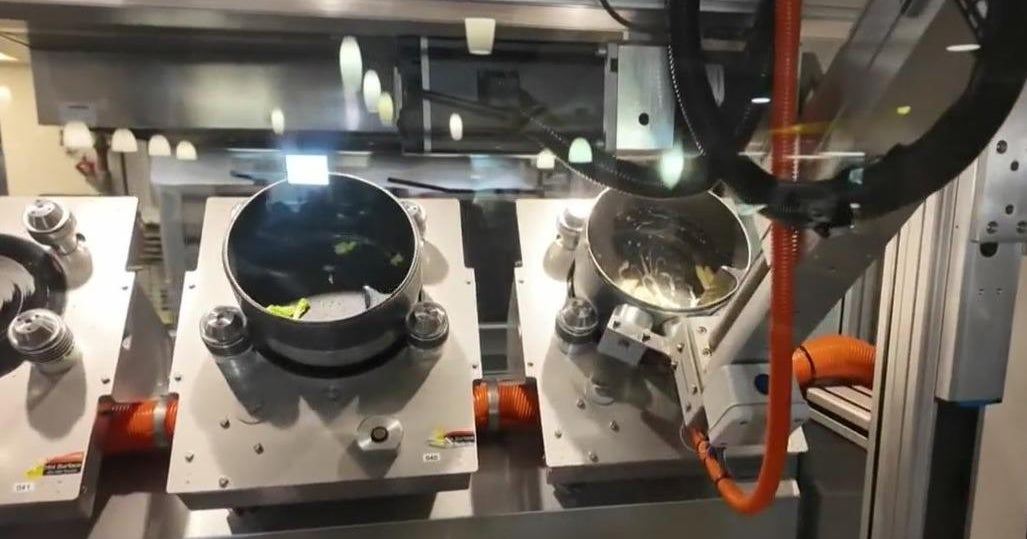Florida International University uses robo-chef to serve up meals in dining hall