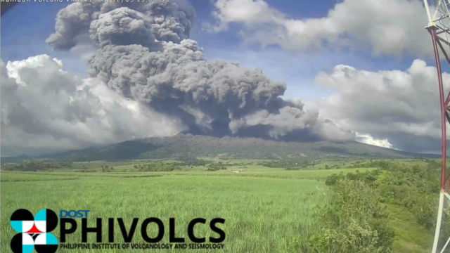 kanlaon-volcano-eruption-urgent-evacuation-efforts-underway-for-affected-families-1024x605.png 