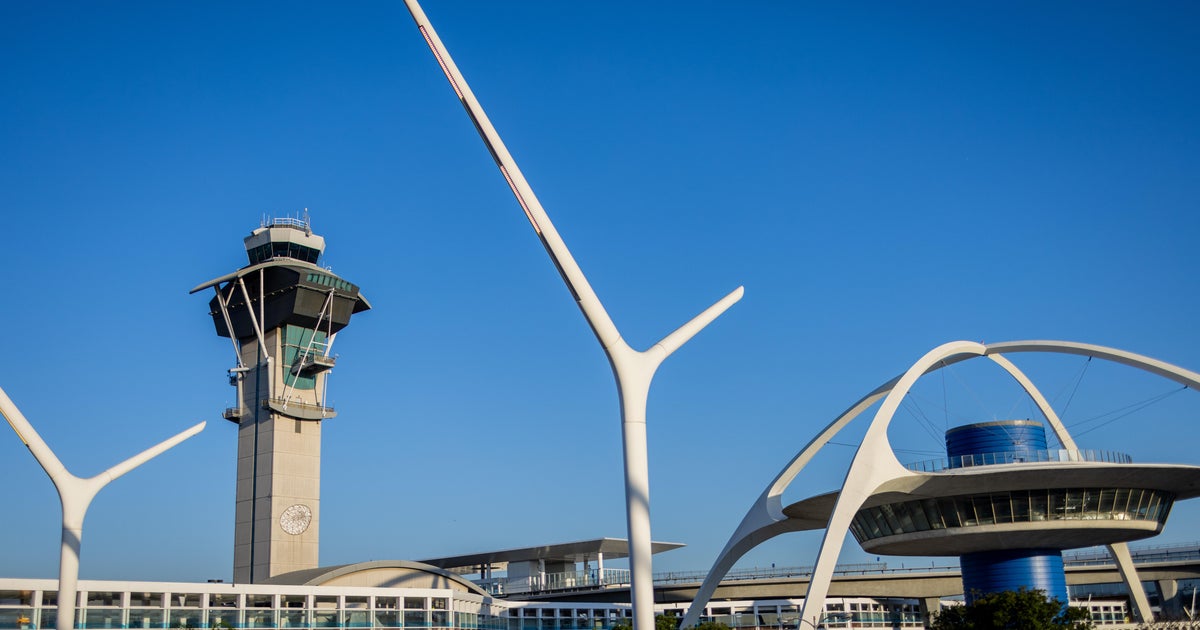 MSP-bound flight diverted back to LAX after engine emergency 