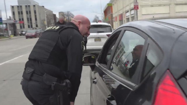 Wayne County Sheriff's deputies give out gift cards for the holidays 