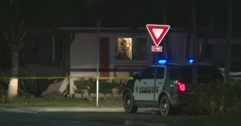 Broward Sheriff SWAT team responds to call of barricaded man in Tamarac