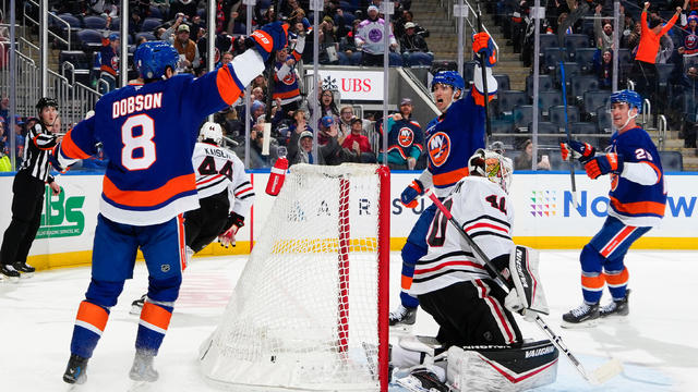 islanders-blackhawks-noah-dobson.jpg 