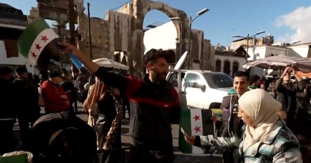 Blinken, ABD'li yetkililerin Esad'ı deviren Suriyeli isyancı grupla doğrudan temas halinde olduğunu açıkça doğruladı