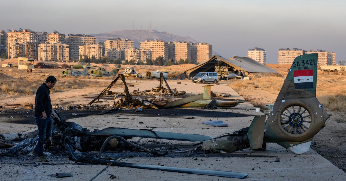 Devrilen Esad, ülkenin “teröristlerin eline” düşmesinden yakınırken, İsrail saldırıları Suriye'nin savaş silahlarını yok ediyor