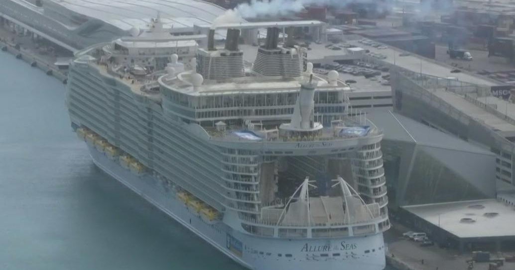 Fender bender between cruise ship and super yacht caught on camera