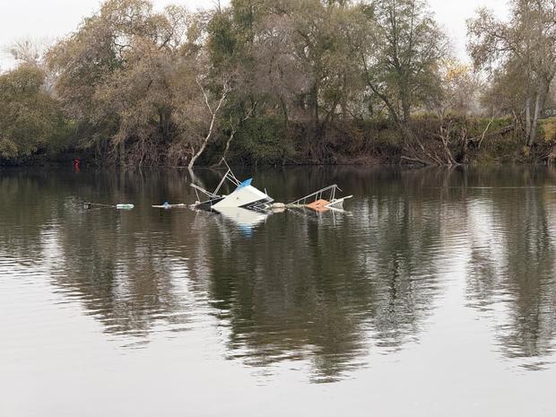 sinking-boat-sac-river.jpg 