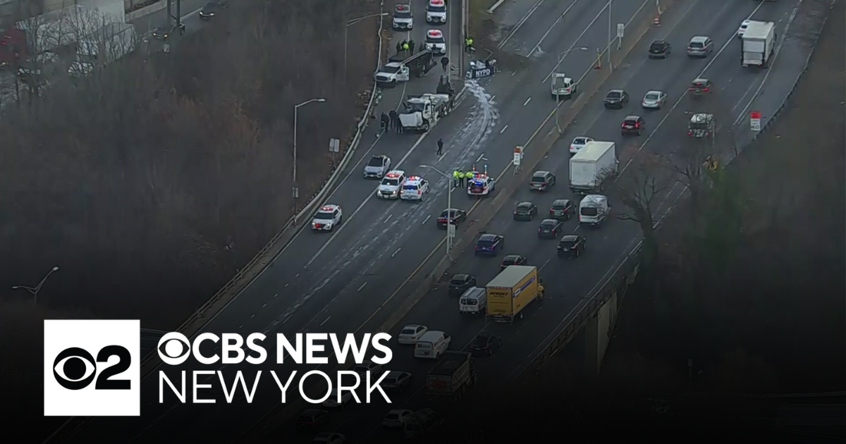 Deadly crash shuts down westbound lanes of Long Island Expressway - CBS ...