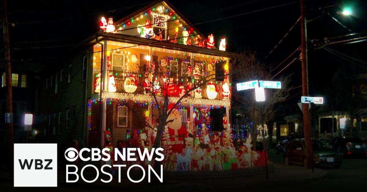 The Somervilles’ Christmas light show attracts a large audience