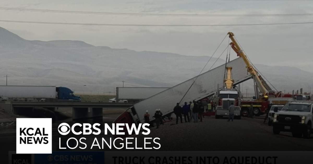 Big rig crashes into aqueduct off side of 5 Freeway in Lebec - CBS Los ...