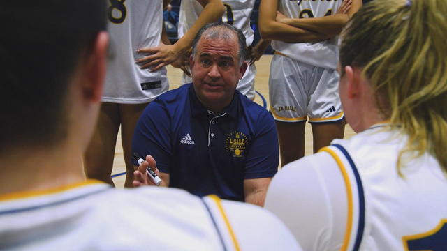 MacGillivray speaks to his players in a huddle 