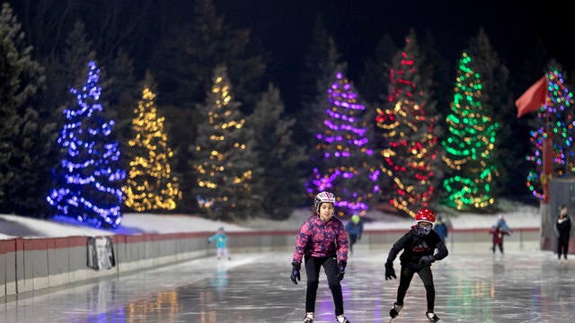 Holiday skating at the John Rose Oval Tuesday December 12, 2018 in Roseville, MN.] Jerry Holt ‚Ä¢ Jerry.holt@startribune.com 