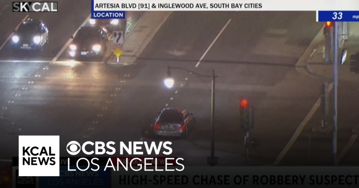 High speed chase ends as suspects flee from car on foot in Long Beach - CBS Los Angeles