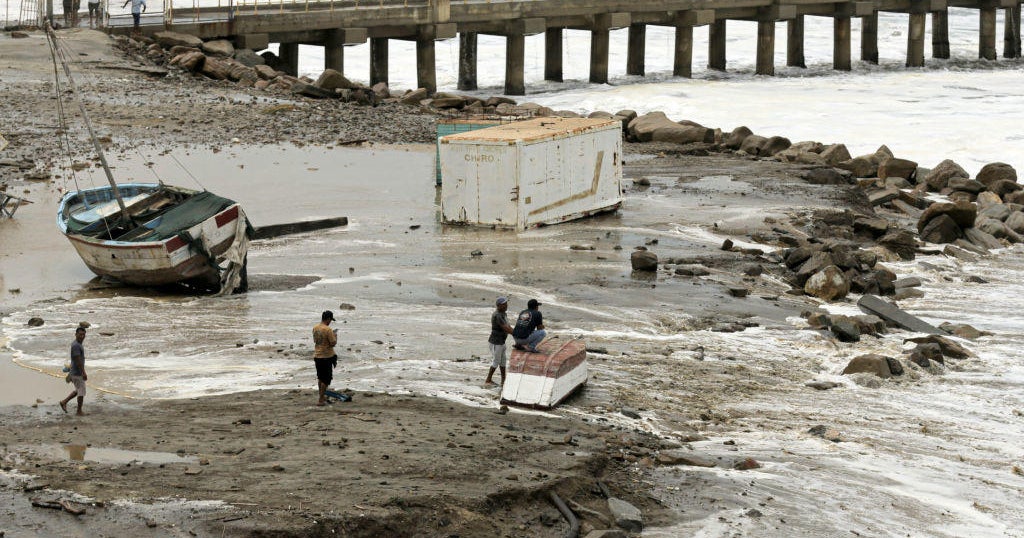 Dev dalgalar Ekvador'da en az 1 kişiyi öldürdü, Peru'daki limanları kapattı