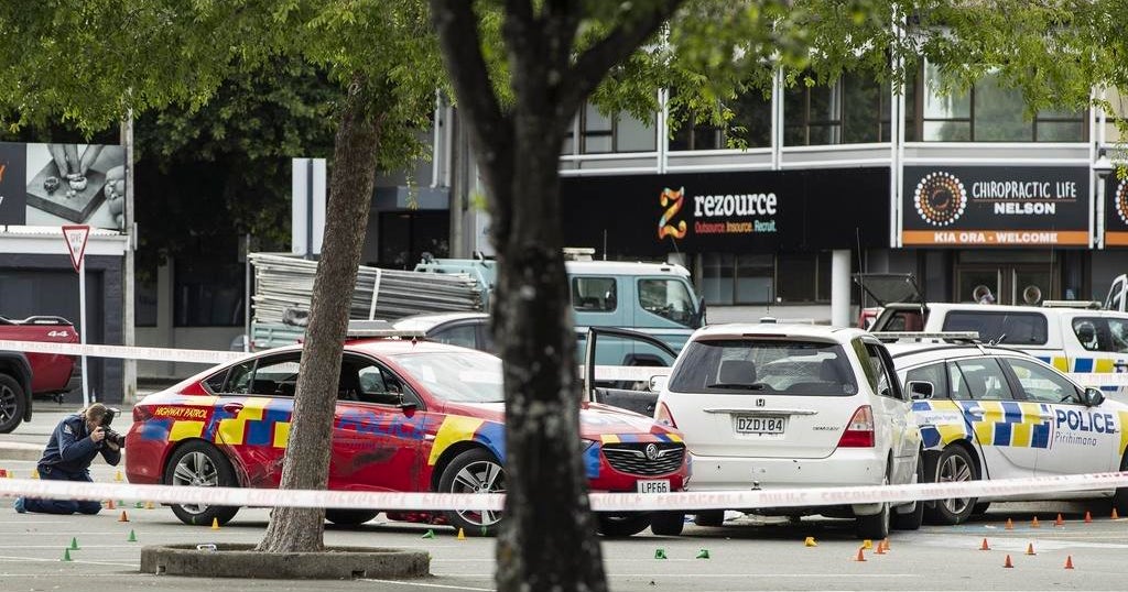 Sürücü 2 Yeni Zelanda polis memurunu ezdi, 1 kişi öldü