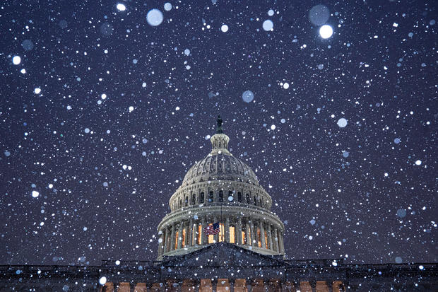 Washington Snow Closes Federal Offices And Hits Air, Road Travel 