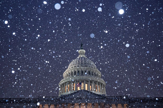 Washington snow closed federal offices and affected air, road travel