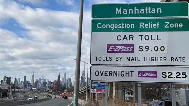 Placa de preço de congestionamento ao longo da Long Island Expressway em Queens, Nova York