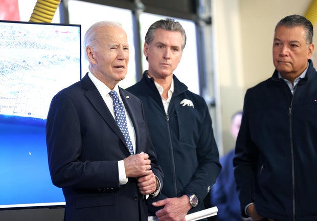 Tổng thống Biden, Thống đốc California Gavin Newsom và Thượng nghị sĩ Alex Padilla tham dự buổi họp báo về các vụ cháy rừng gần đây ở California vào thứ Tư, ngày 8 tháng 1 năm 2025.