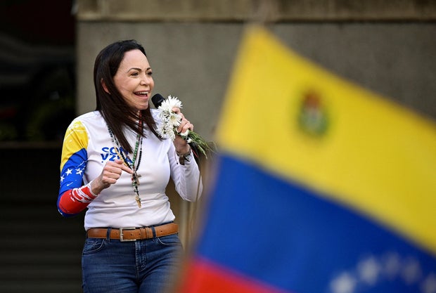 Líder da oposição venezuelana Machado aparece em protesto