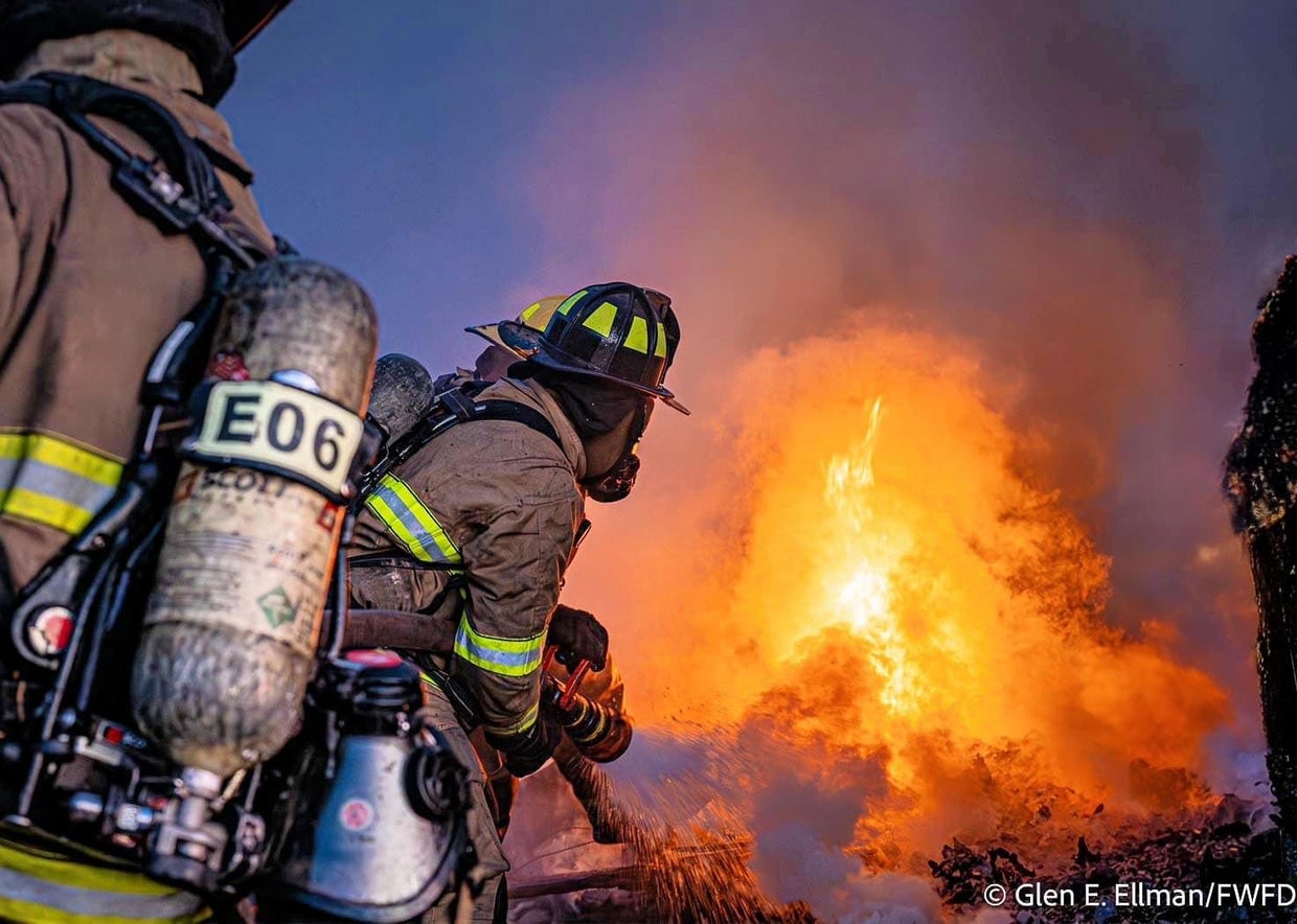 Enormous blaze destroys vacant building in Fort Worth - CBS Texas