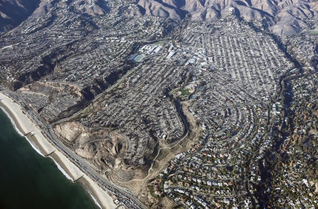 Ventos fortes alimentam vários incêndios na área de Los Angeles