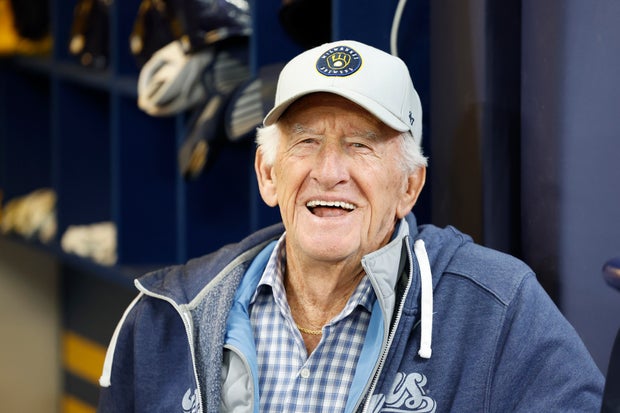 Der Play-by-Play-Ansager der Milwaukee Brewers, Bob Uecker, steht vor dem Spiel zwischen den New York Mets und den Milwaukee Brewers im American Family Field am 3. April 2023 in Milwaukee, Wisconsin, auf der Bank.