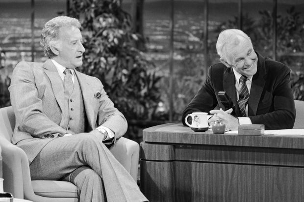 Sportreporter Bob Uecker ist bei einem Interview zu sehen