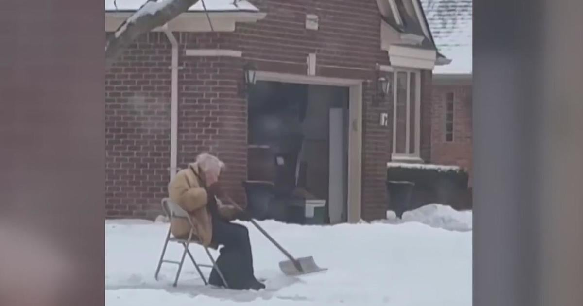 Michigan neighbors help elderly man shoveling snow