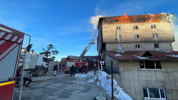 Incêndio ocorre em hotel na estação de esqui de Kartalkaya 