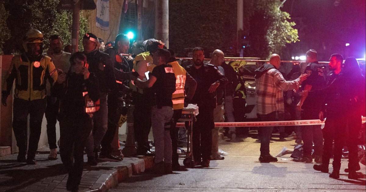 4 hurt in Tel Aviv stabbing attack; Gaza residents start to return to what's left of homes