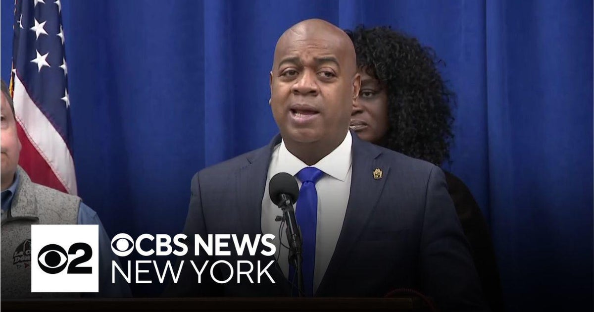 Newark's mayor says "ICE went in there without a warrant" after