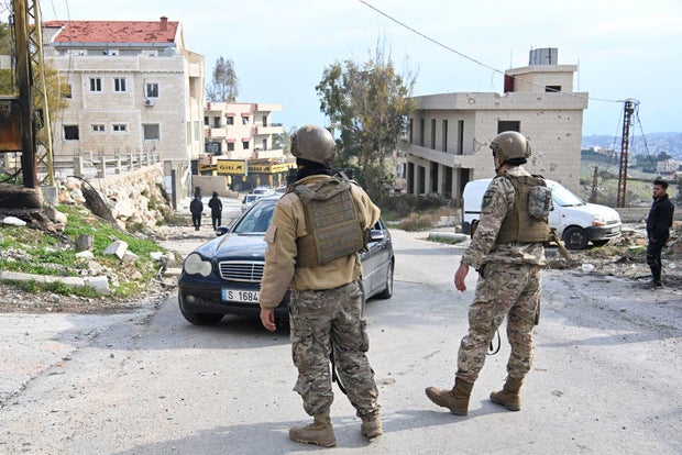 Os moradores retornam a Aitoun após a retirada israelense do sul do Líbano