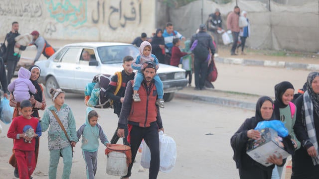 Displaced Palestinians start returning to northern Gaza as part of ceasefire deal 