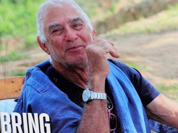 Uma imagem de Gadi Moses, um refém israelense encontrado na faixa de Gaza dos ataques de 2023 contra os militantes do Hamas, é visto em um pôster em 21 de janeiro de 2025.